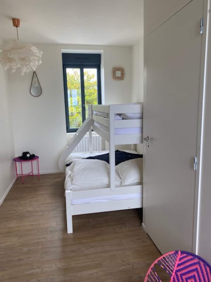 غرفة نوم 5 أسرّة 140 سم وسرير 90 سم