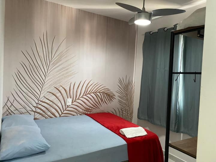 חדר שינה 2, מיטה זוגית, מאוורר, מצעים וכריות