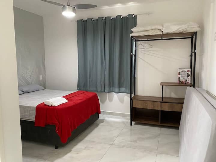 חדר שינה 1 = עם חדר רחצה (צמוד) מיטה זוגית בתוספת שני כדורי יחיד, ארון, מצעים וכריות