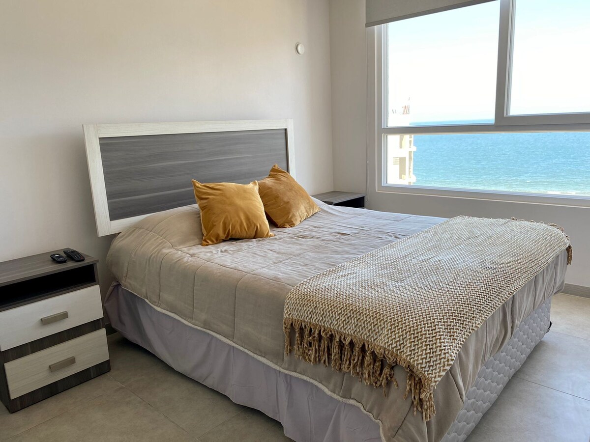 חדר ראשי בסוויטה עם טלוויזיה וארון בגדים