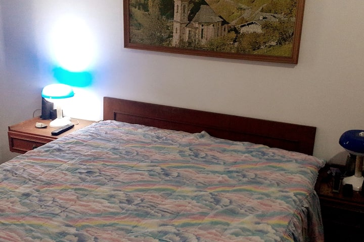 Დიდი საერთო საცხოვრებელი ორადგილიანი საწოლით, საგარდერობო მაგიდით და გარდერობის მოდულით. (ოთახში შესაძლებელია დამატებითი ერთადგილიანი ლეიბის გამოყენება). 