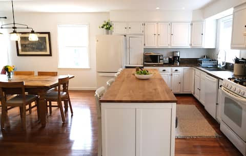 Cheerful 3-bedroom cottage with woodstove.