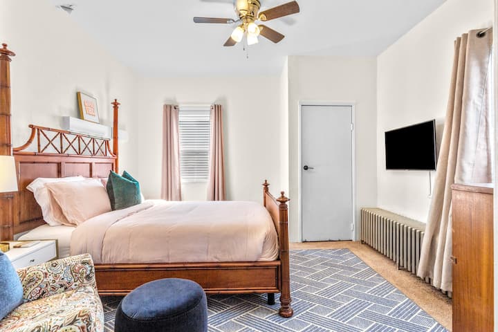 מזרן ויסקו עם שמיכת פוך מפוארת וכריות אלטרנטיביות. וילונות האפלה על תריסי עץ בגודל 2 אינץ'.