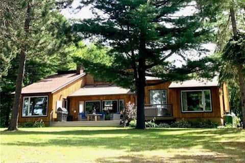 Luxurious Lakefront Family Home with Hot Tub