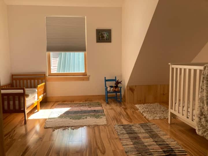 Vivienda fuera de la habitación más pequeña (cuna y cama para niños pequeños)