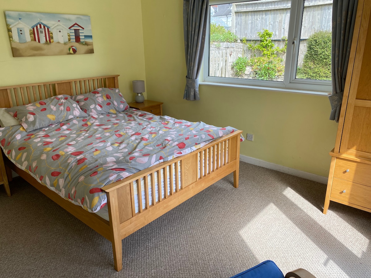 חדר שינה ראשי (מיטת קינג סייז)