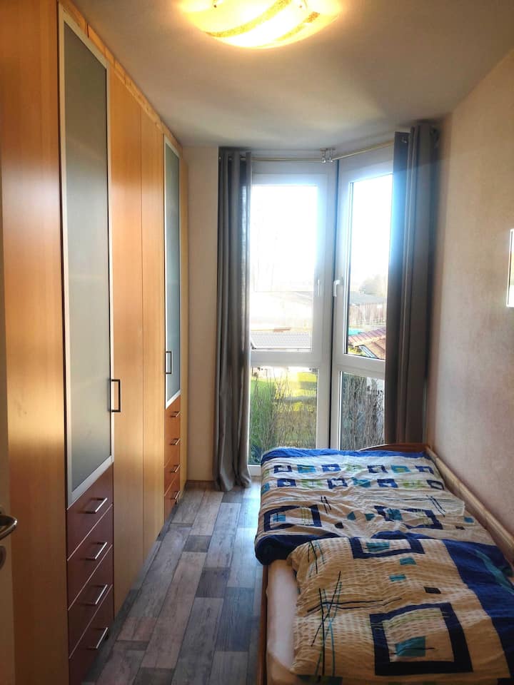 Спалня 2 с едно легло и 2 гардероба