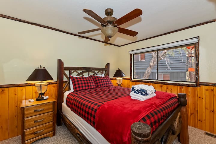 Dhomë gjumi me madhësi "Queen" në katin e sipërm