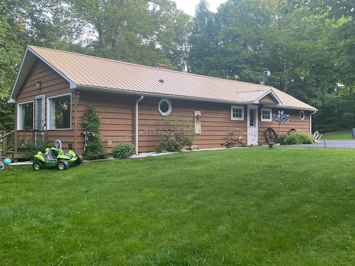 Cozy 2bdrm studio cottage on Lake Lucerne Guesthouses for Rent in