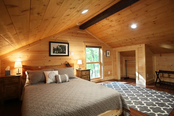 Креветот со двојна големина се наоѓа во поткровјето со сопствена табла за глава изработена од црвен даб отстранет од местото на зградата за време на изградбата.  Во просторот се вклучени и мал плакар и гардеробер.