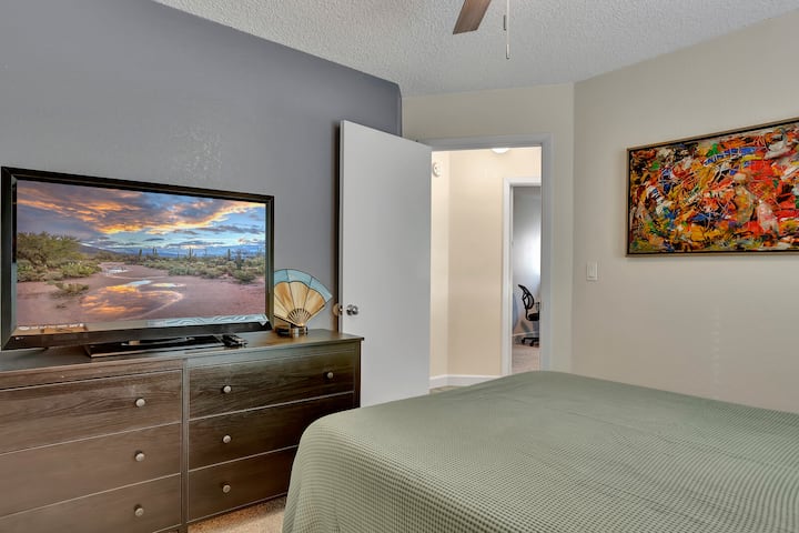 Chumba cha kulala cha pili na kitanda cha ukubwa wa malkia.