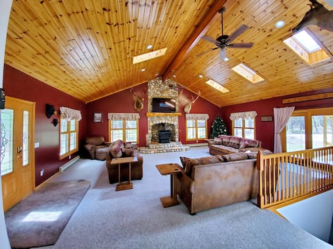 Beautiful Home sleeps 10 in Manistee Forest.