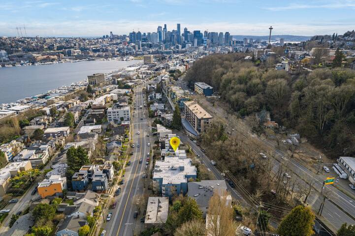 Queen Anne Rooftop • Skyline Views • Near Stadiums gallery image 3