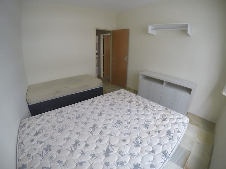 Chumba cha kwanza cha kulala, kitanda kimoja mara mbili + 1 - picha ya 1 kati ya 2