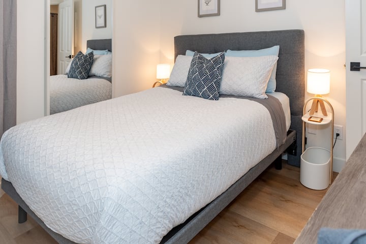 第二间卧室，标准双人床。 