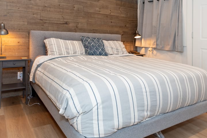 主套房配有非常舒适的加大双人床和房间内的TelusTV。 