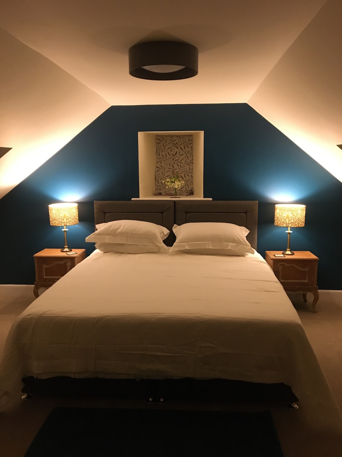 เตียงคู่ขนาดคิงไซส์แปลงเป็นเตียงแฝดได้อย่างง่ายดาย