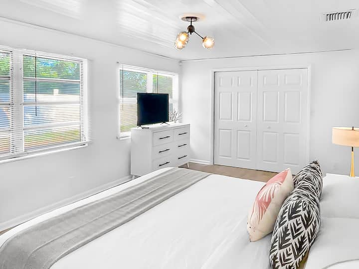 Ტროპიკული ოაზისი - მთავარი საძინებელი, საწოლი 193 × 203 სმ, სმარტ-ტელევიზორი, დიდი კარადა. ოფისი/მოსასვენებელი ოთახი და სააბაზანო მდებარეობს საძინებლიდან ოდნავ მოშორებით. 152 × 203 სმ ზომის საწოლი ხელმისაწვდომია მოთხოვნისამებრ. 
