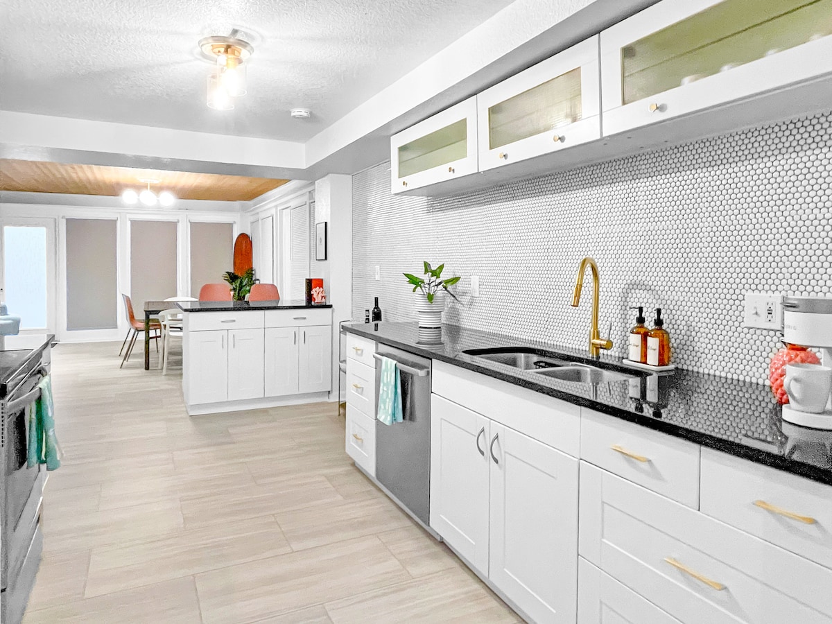 Fully equipped kitchen perfect for in home meals!