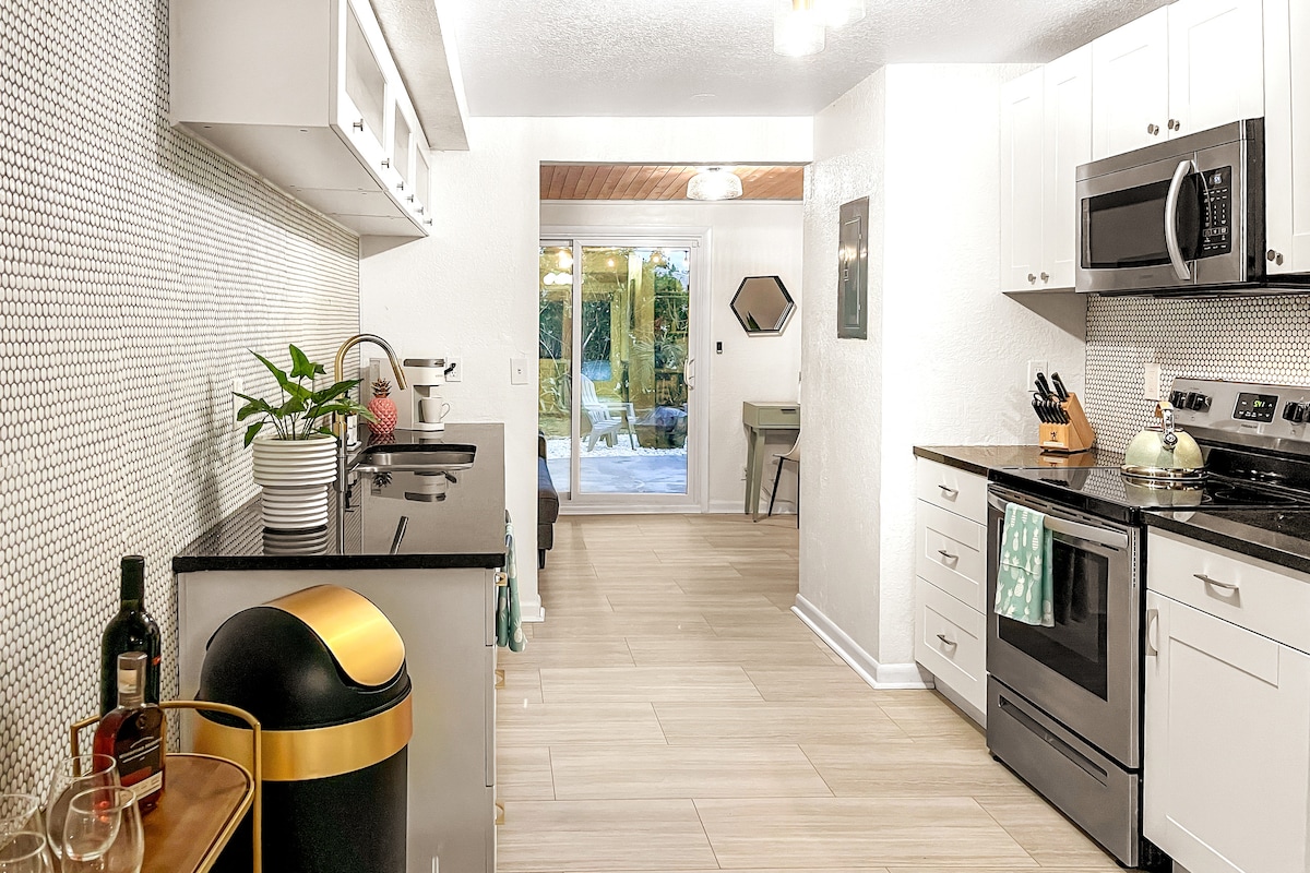 Fully equipped kitchen perfect for in home meals!