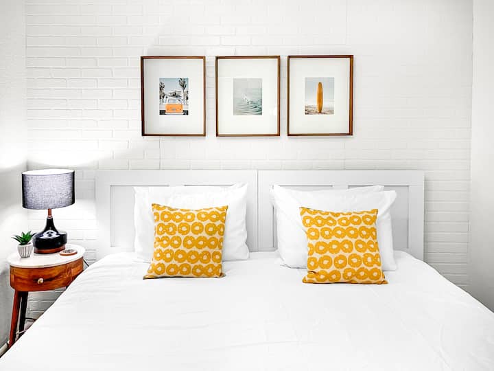 Სასიამოვნო საძინებელი 2 ერთად ensuite. Ოთახი შედგება 2 XL Twin საწოლისგან. Გადაკეთებულია მეფესთან ფოტოზე. Საწოლი შეიძლება გადაკეთდეს მეფედ ან დააყენოთ ტყუპებად წინასწარი მოთხოვნით. 