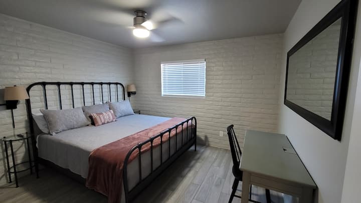 Glavna spavaća soba s bračnim krevetom i radnim stolom u slučaju da se posao mora obaviti