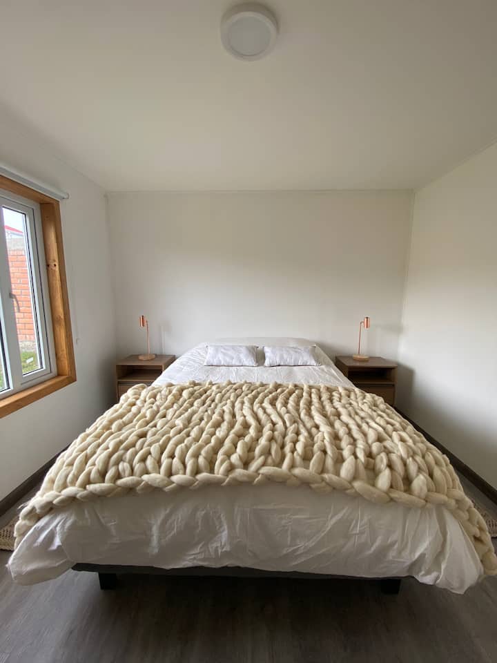 חלק עם מיטה זוגית או מיטה זוגית שבו, אם תתבקש על ידי האורחים, מיטת תינוק הוא רכוב   