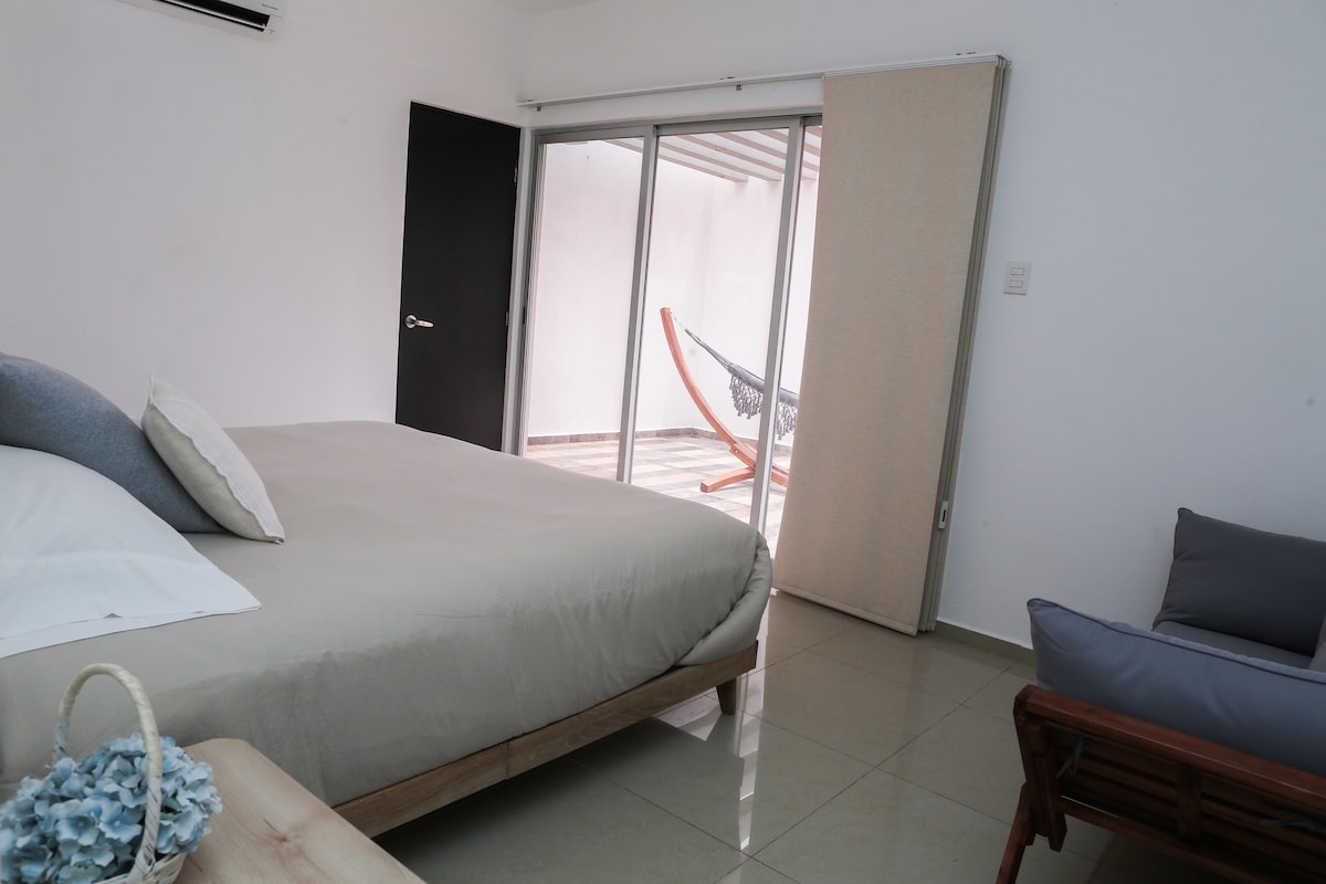 Მთავარი საძინებელი 193 × 203 სმ ზომის საწოლით