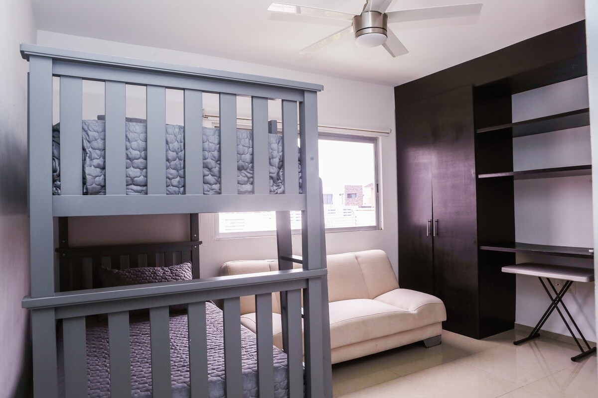 მე-2 ფანჯარა ერთადგილიანი საწოლებით