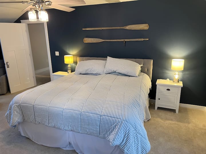 Zimmer auf der oberen Etage mit Kingsize-Doppelbett