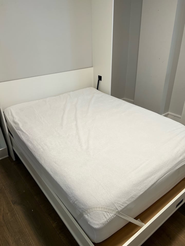 Queensize-Wandbett auf der ersten Etage - nicht in der Anzahl der Betten im Inserat enthalten