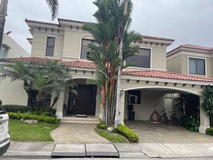 Super comfortable and safe full house Villas for Rent in Samborondón