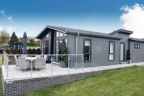 Nyth Glan y Môr, Modern Luxury Lodge with Hot Tub