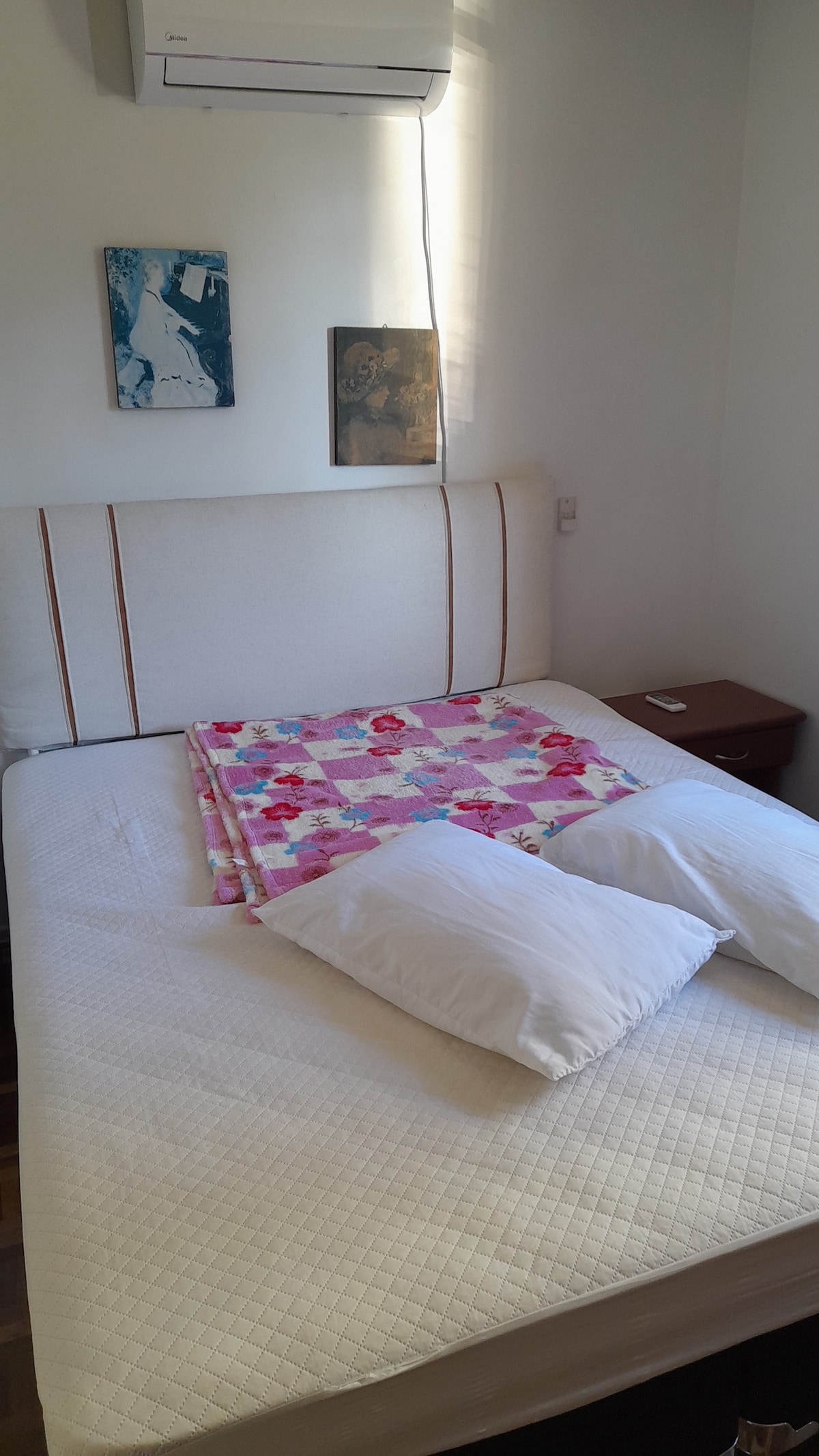 Dormitorio con cama king,  split,  armario con 4 puertas.