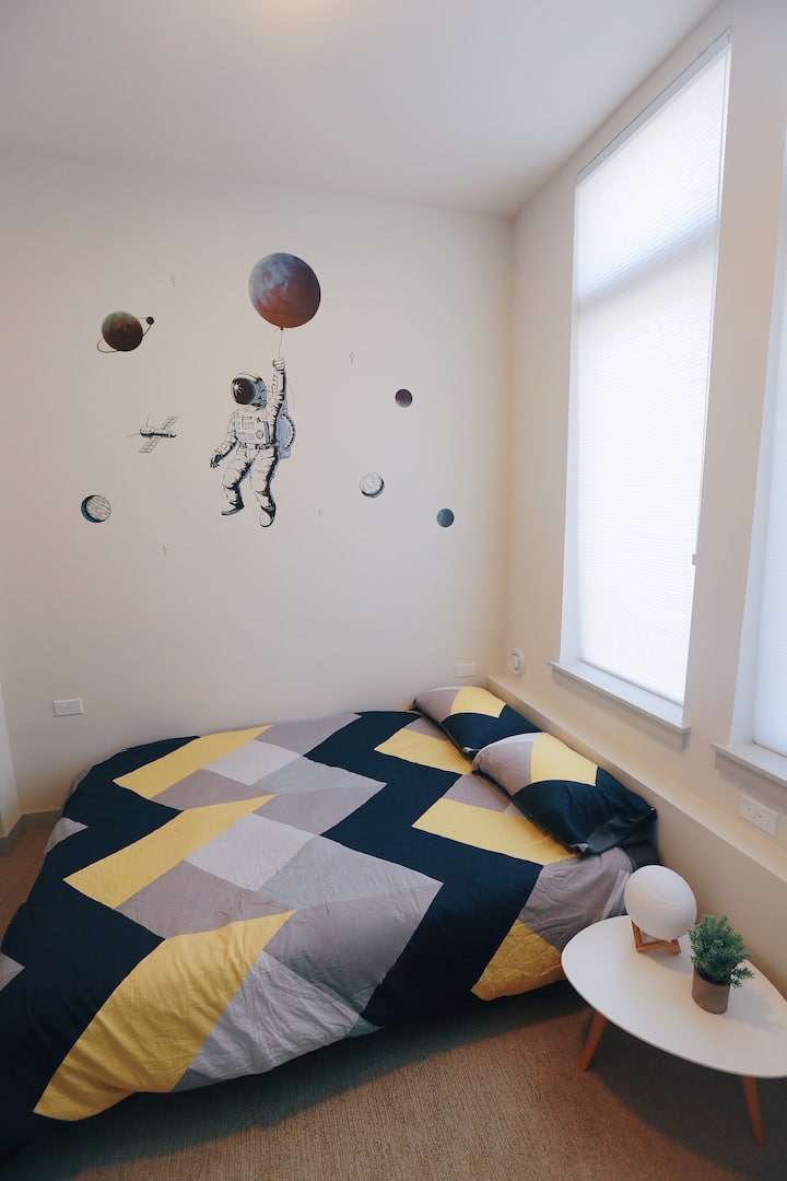 Chambre au premier étage avec lit plateforme pleine grandeur.