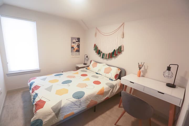 Chambre au premier étage avec un lit queen et bureau woking !