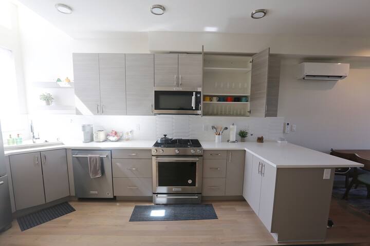 Walk to the zoo! Gorgeous rooftop view w/ parking gallery image 5