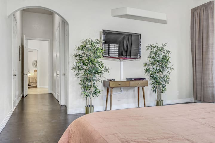 LUX 6BR/4BA Villa w/Heated Pool+Spa, 5min to Strip gallery image 4