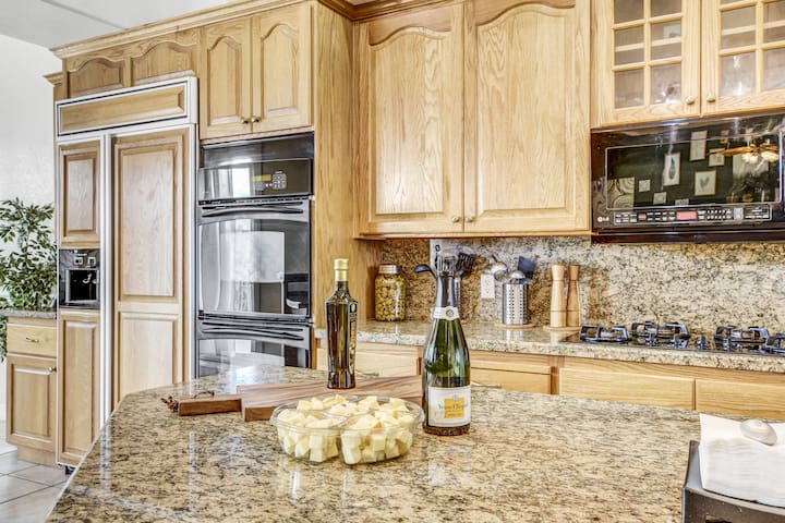 LUX 6BR/4BA Villa w/Heated Pool+Spa, 5min to Strip gallery image 5