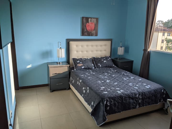 Détendez-vous dans votre sanctuaire privé orné de vues sur l'océan, où une literie moelleuse et un placard spacieux vous attendent pour une nuit de sommeil reposante.