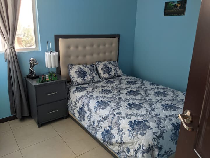 Chambre 2 avec vue sur l'océan depuis la fenêtre.