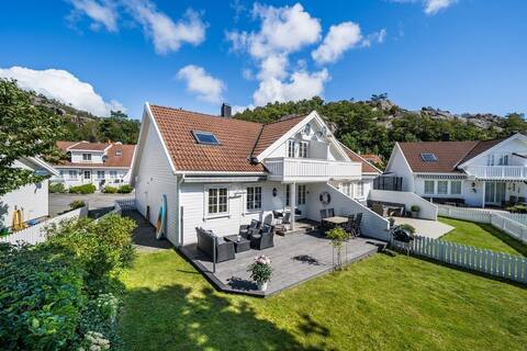 Sørlandshus by lovely sandy beach