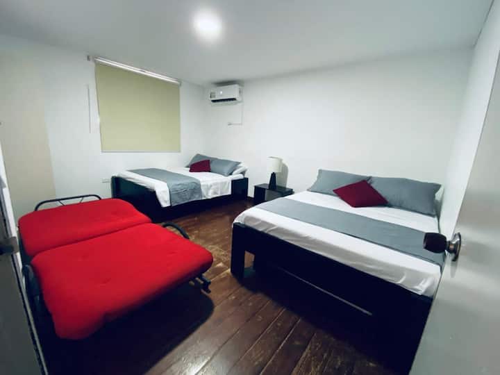 Habitacion quintuple, con 2 camas dobles, 1 base sencilla y 1 futon sencillo en caso de ser necesario, disfruta de ella y su aire acondicionado para un mejor descanso