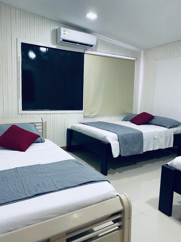 Habitacion Sextuple, con 2 camas dobles, 1 base sencilla y 1 cama sencilla, disfruta de ella y su aire acondicionada para un mejor descanso
