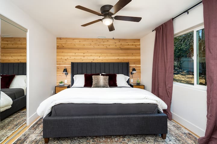 Примарна спална соба со брачен кревет, хибриден душек со душек, кадифена постелнина и постелнина. 