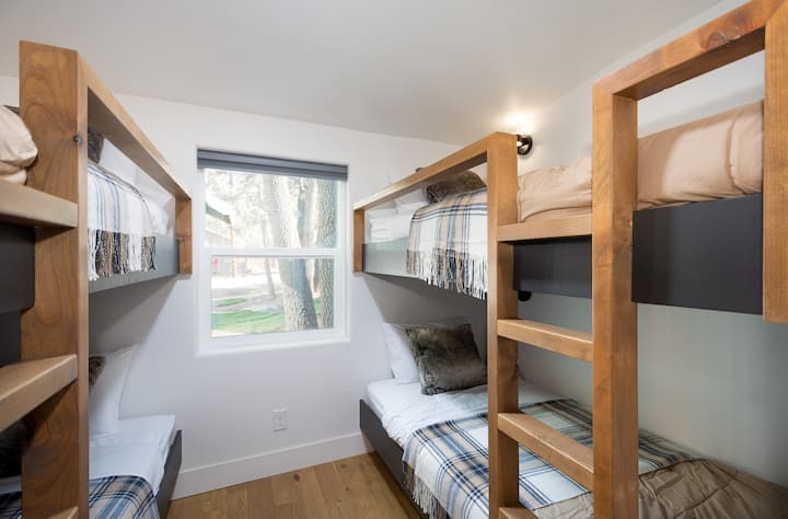 Приспособени вградени кревети на спрат, доволно големи и доволно удобни за возрасни, но изградени за деца! Овие кревети на спрат имаат сосема нови душеци со два кревета, нова постелнина и постелнина. Секој кревет има своја индивидуална светлина со USB полнач. 