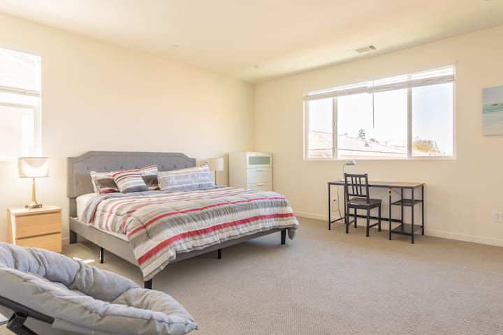 North LA Spacious/Luxury Home 5 Bedrooms/3 Bath gallery image 3