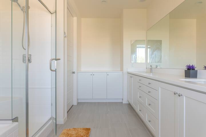 North LA Spacious/Luxury Home 5 Bedrooms/3 Bath gallery image 5