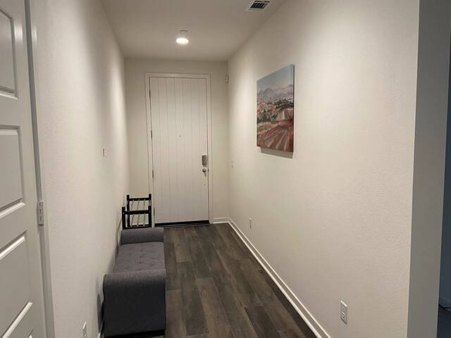 North LA Spacious/Luxury Home 5 Bedrooms/3 Bath gallery image 2