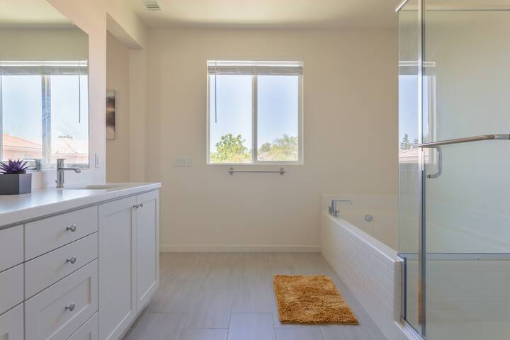 North LA Spacious/Luxury Home 5 Bedrooms/3 Bath gallery image 4